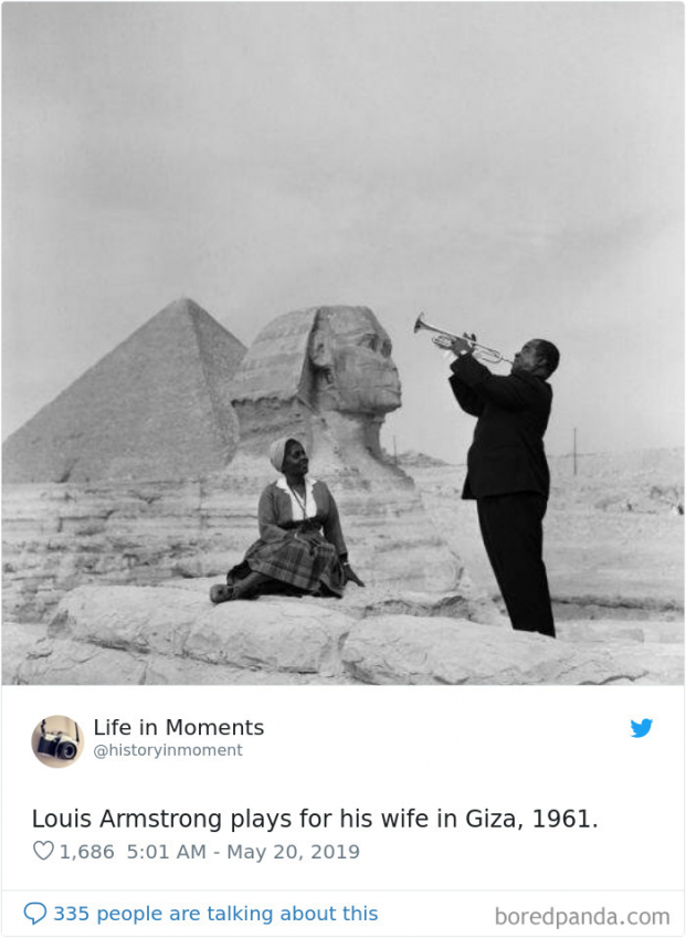   Nghệ sĩ trumpet Louis Armstrong chơi nhạc cho vợ nghe ở Kim tự tháp Giza, 1961  