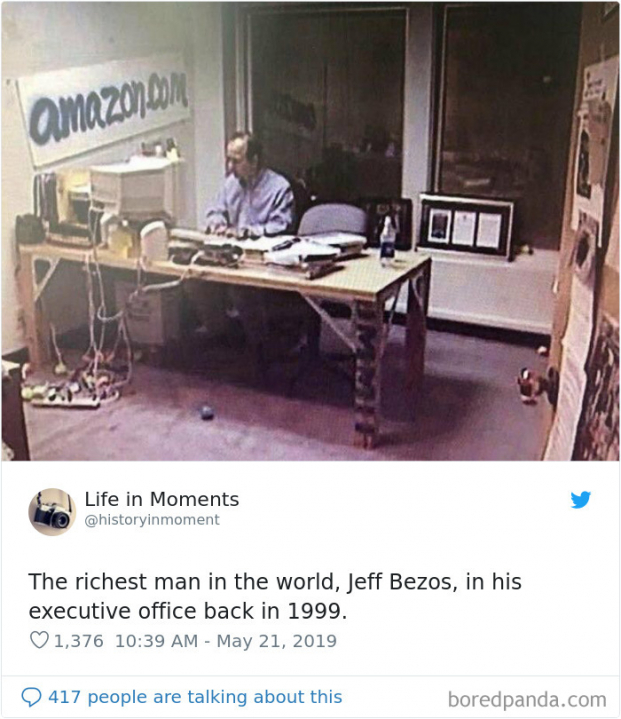   Người đàn ông giàu nhất thế giới, Jeff Bezos, trong văn phòng của mình năm 1999  