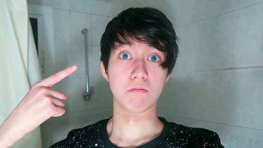Phẫn nộ YouTuber gốc Trung lừa người vô gia cư ăn bánh Oreo kẹp kem đánh răng 2
