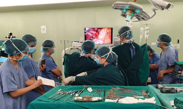   Các bác sĩ tiến hành phẫu thuật cắt thùy phổi nội soi một đường rạch  