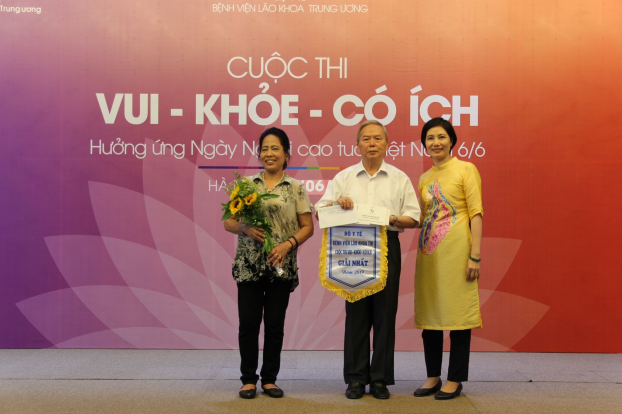   Đại diện Bệnh viện Lão khoa Trung ương trao giải nhất cho đội thi phường Quỳnh Mai  