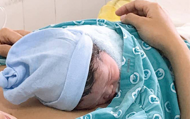   Em bé con của sản phụ đẻ rơi giữa đường Sài Gòn được chăm sóc da kề da với mẹ.  