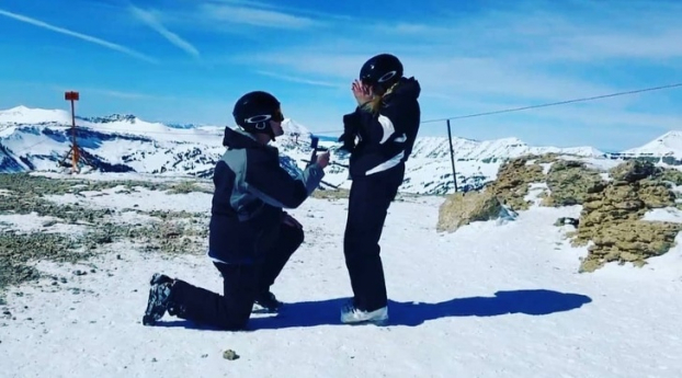   'Sau 7 năm bên nhau, bạn trai rủ tôi đi trượt tuyết và cầu hôn tôi ở độ cao hơn 3.000 m  