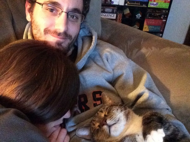   Vợ và mèo đang ngủ. Tôi sẽ ngồi yên như thế này cho đến khi họ thức dậy  