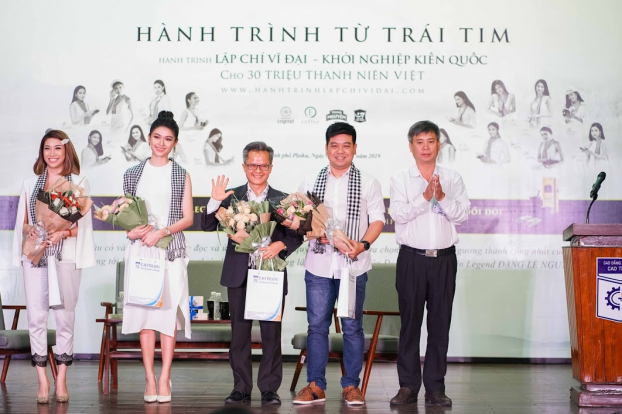 Á hậu Thùy Dung, ca sĩ Pha Lê xinh đẹp giao lưu với sinh viên 0