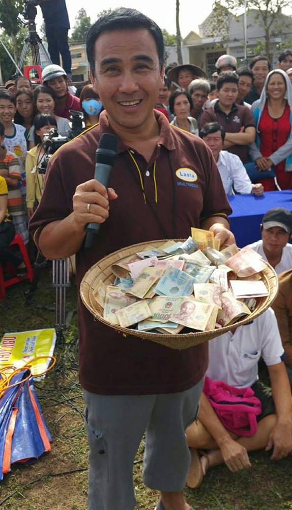 Chuyện sao Việt làm từ thiện: Quyền Linh bị nói ham tiền, Thủy Tiên bị chửi là 'quỷ cái' 2