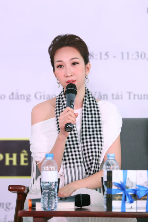 Hoa hậu Giáng My 'đẹp không tuổi' bên Lều Phương Anh 5