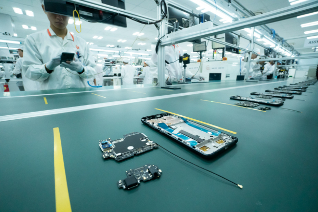   Vingroup sẵn sàng sản xuất không chỉ điện thoại mang thương hiệu Vsmart mà còn có thể sản xuất thuê cho các hãng điện thoại hàng đầu trên thế giới với những tiêu chuẩn khắt khe nhất về chất lượng.  