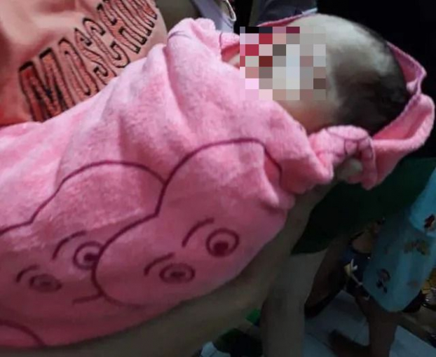 Quảng Ngãi: Xót xa, bé sơ sinh bị bỏ lại trong túi nilon treo trên xe máy 0
