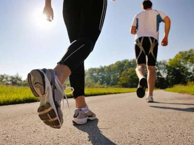   Thường xuyên chạy chậm, đi bộ cũng giúp tăng cường sức khỏe, kiểm soát huyết áp. Ảnh minh họa  