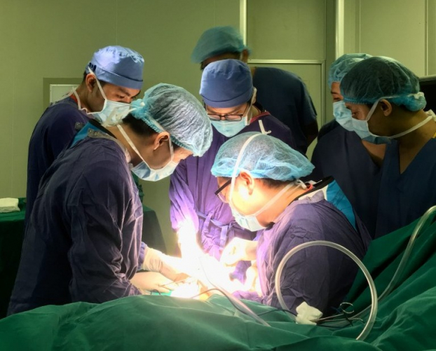   Các bác sĩ tiến hành phẫu thuật sử dụng vít nén kim loại tự tiêu sinh học mới điều trị gãy xương cho bệnh nhân  