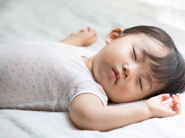Trẻ 1 tuổi ngủ bao nhiêu tiếng mỗi ngày là đủ và tốt nhất? 0