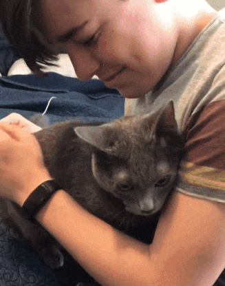   Cậu bé 13 tuổi luôn mong muốn được nuôi mèo. Đây là khi cậu bé lần đầu tiên được ôm con mèo mới của mình  