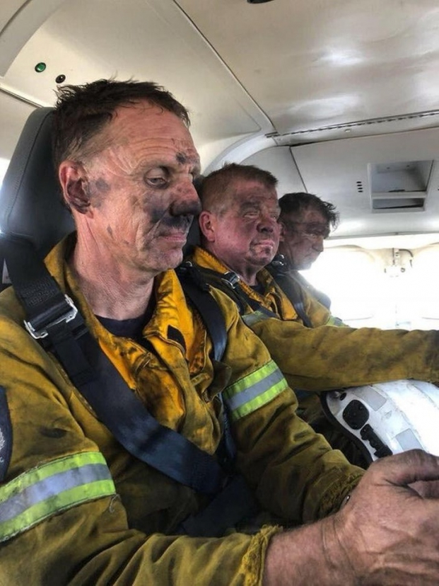   Những người lính cứu hỏa sau một ngày lao động vất vả  