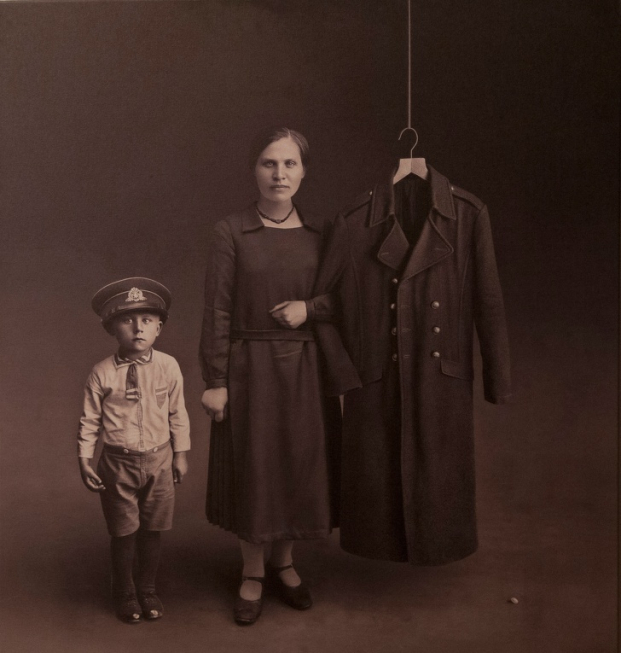   Bức ảnh của hai mẹ con tưởng nhớ người chồng, người cha mất trong chiến tranh 1925  