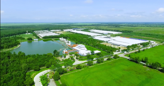   'Resort' bò sữa Tây Ninh mới khánh thành của Vinamilk có quy mô 8.000 bò bê với tổng vốn đầu tư ban đầu lên đến 1.200 tỷ đồng.  