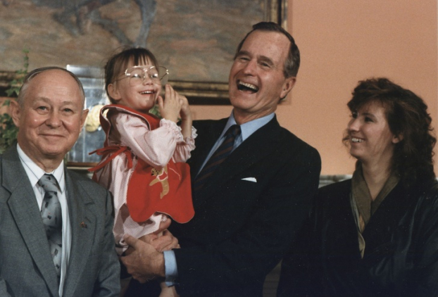   Tổng thống Bush ôm bé Jessica McClure  