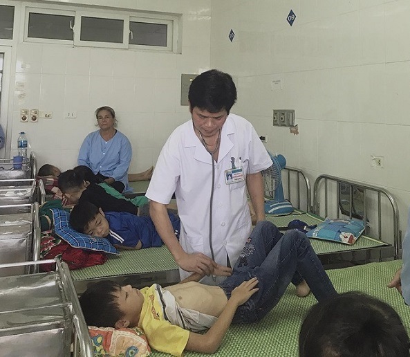   BSCKII Nguyễn Thanh Khôi, Trưởng khoa Tiêu hóa, Bệnh viện Sản Nhi Nghệ An đang khám cho bệnh nhi  