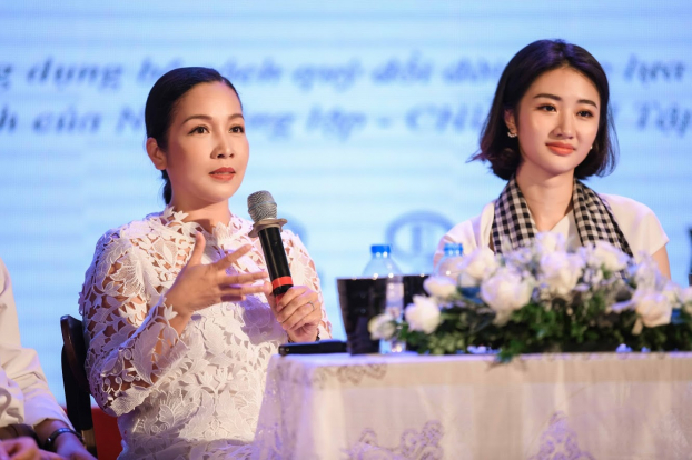 Ca sĩ Mỹ Linh, Hoa hậu Thu Ngân tặng sách quý cho sinh viên Đại học Hàng hải 1