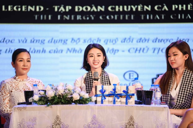 Ca sĩ Mỹ Linh, Hoa hậu Thu Ngân tặng sách quý cho sinh viên Đại học Hàng hải 2