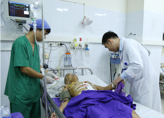   Bệnh nhân được nhân viên y tế theo dõi và chăm sóc  