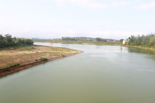   Sông Lam đoạn chảy qua huyện Thanh Chương.  