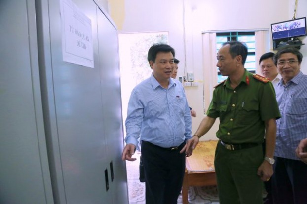   Thứ trưởng Bộ GD&ĐT Nguyễn Hữu Độ kiểm tra công tác an ninh trước kỳ thi.  