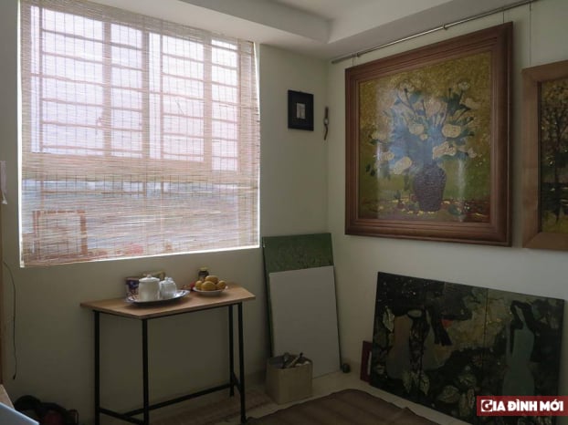   Từng góc nhỏ trong nhà được vợ chồng chị Khánh tận dụng để trưng bày các tác phẩm hội họa  