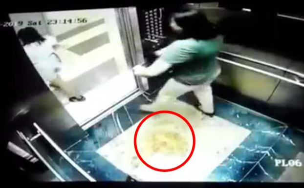 2 người phụ nữ thản nhiên tiểu bậy trong thang máy chung cư ở Hà Nội 1
