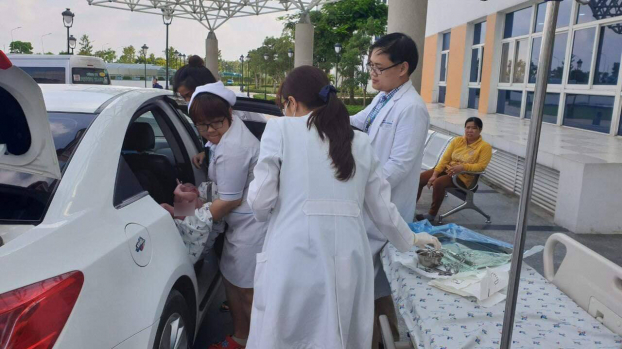   Không kịp đến bệnh viện, bé trai chào đời trên taxi và được nhân viên y tế cắt rốn trên xe  