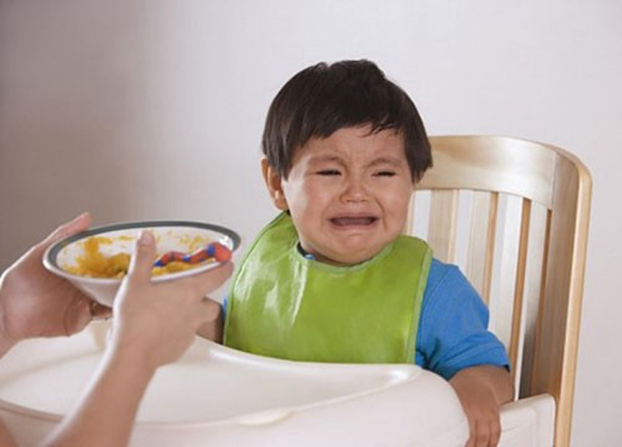   Khi trẻ bị ốm nếu cứ cố nhồi nhét trẻ ăn thì dễ làm cho trẻ sợ ăn, dẫn đến biếng ăn. Ảnh minh họa  