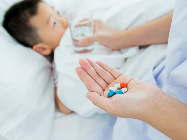   Tùy tiện cho con dùng thuốc khi trẻ bị ốm có thể gây nguy hại đến sức khỏe của trẻ. Ảnh minh họa  