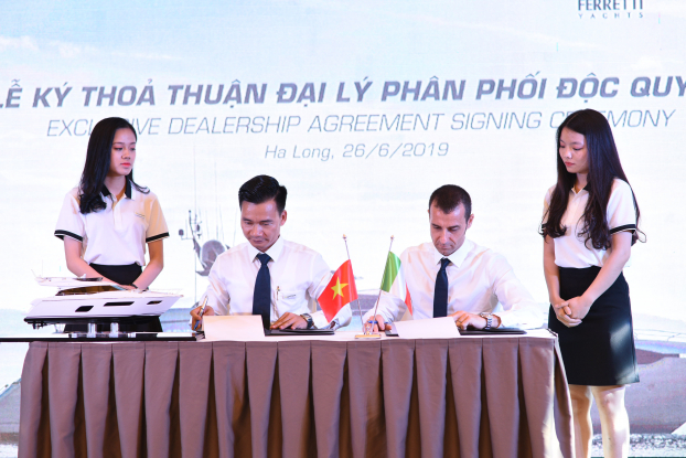   Đại diện của LuxYacht và Ferretti Group ký thỏa thuận phân phối độc quyền tại Việt Nam ba dòng du thuyền siêu sang  