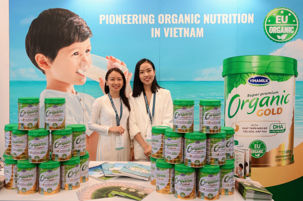   Tại Hội Nghị, Vinamilk đặc biệt giới thiệu Vinamilk Organic Gold - sản phẩm sữa bột cho trẻ đạt chuẩn Organic châu Âu đầu tiên được sản xuất tại Việt Nam  