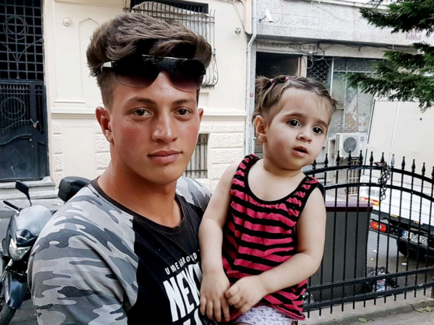   Feuzi Zabaat chụp ảnh cùng bé gái Doha Muhammed được anh giải cứu ngày 27/6/2019  