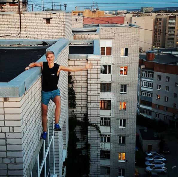   Andrey R. (17 tuổi, Nga) có sở thích leo lên những tòa nhà cao tầng để chụp những bộ ảnh thể hiện sự gan dạ. Tuy nhiên, ở lần chụp ảnh cuối cùng, sợi dây hỗ trợ của Andrey đã bị đứt và không may cậu ta đã rơi xuống từ tòa nhà 9 tầng. Chàng trai này đã tử vong sau 2 giờ đưa đến bệnh viện.  