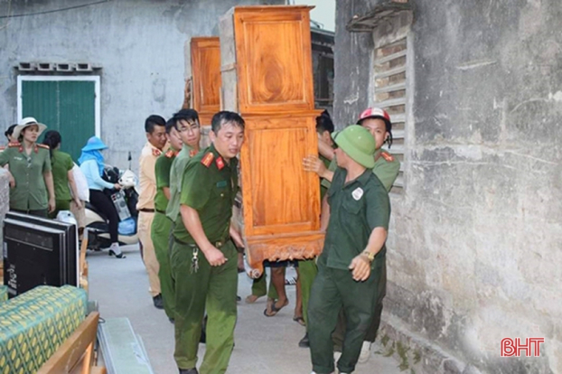   Lực lượng Công an di dời tài sản, sơ tán người dân Nghi Xuân đến nơi an toàn (Báo Hà Tĩnh)  