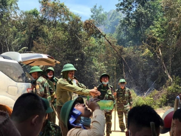   Đưa ra phương án để tiếp cận với các khu vực còn đang cháy (Ảnh: Nguyễn Sơn/VTV24h)  
