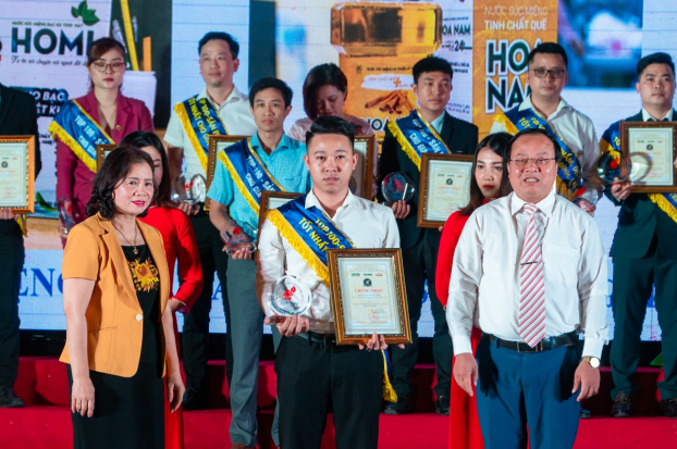   Đại diễn nhãn hàng Nước Súc Miệng Hoa Nam vinh dự đón nhận giải thưởng “Top 100 – Sản phẩm, dịch vụ tốt nhất cho gia đình, trẻ em”  