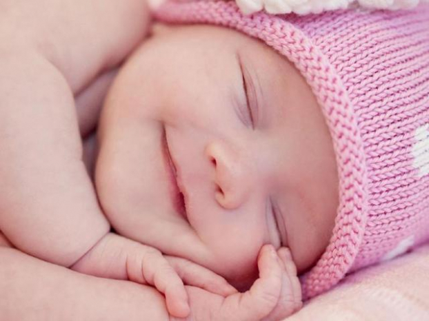 Tại sao trẻ cười trong khi ngủ? 1
