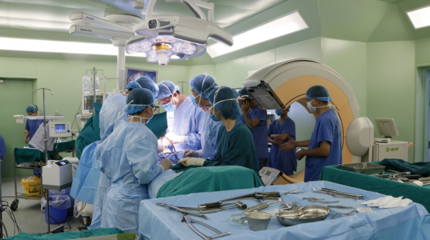   Giáo sư Arun Ranganathan và các bác sĩ Bệnh viện Bạch Mai tiến hành phẫu thuật điều chỉnh cong vẹo cột sống cho bệnh nhân  