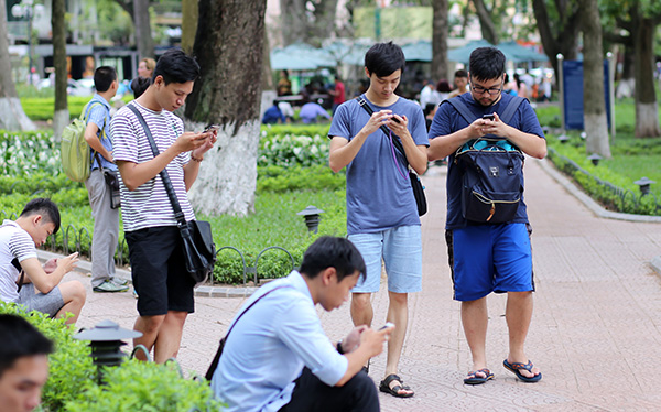   Cúi đầu sử dụng điện thoại trong thời gian dài có thể mắc hội chứng đau vai cổ. Ảnh minh họa  