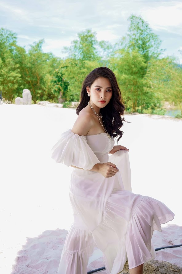 Hoa hậu Tiểu Vy khoe vai trần quyến rũ ở tuổi 19 11