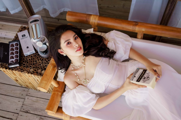 Hoa hậu Tiểu Vy khoe vai trần quyến rũ ở tuổi 19 3