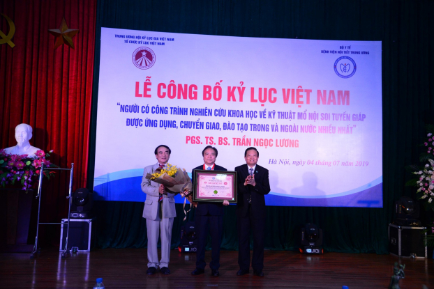   PGS.TS Trần Ngọc Lương, Giám đốc Bệnh viện Nội tiết Trung ương nhận chứng nhận kỷ lục Việt Nam  