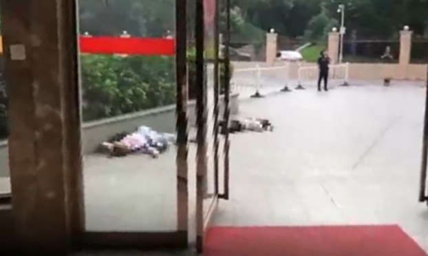   Sự việc nhảy lầu tự tử rơi trúng người đi đường hi hữu ở Hồ Nam, Trung Quốc  