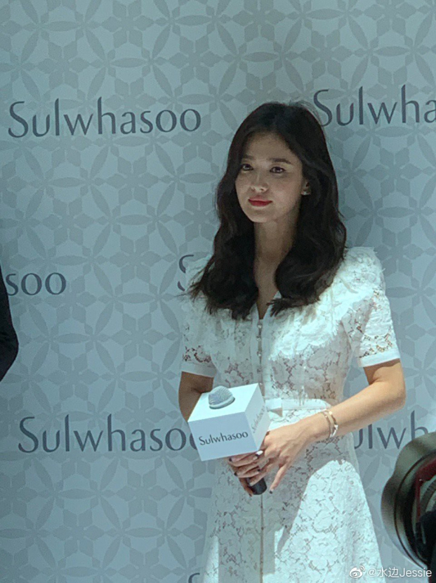 Song Hye Kyo tươi tắn trong lần đầu xuất hiện sau ồn ào ly hôn Song Joong Ki 2