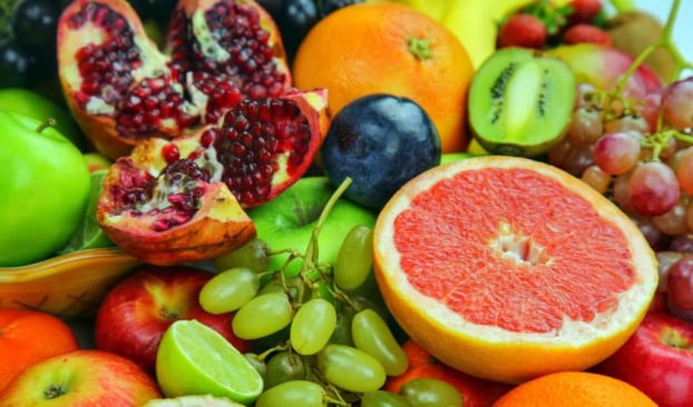   Trong hoa quả có nhiều vitamin, chất chống oxy hóa giúp tăng hệ miễn dịch, chống lại các phản ứng viêm da. Ảnh minh họa  