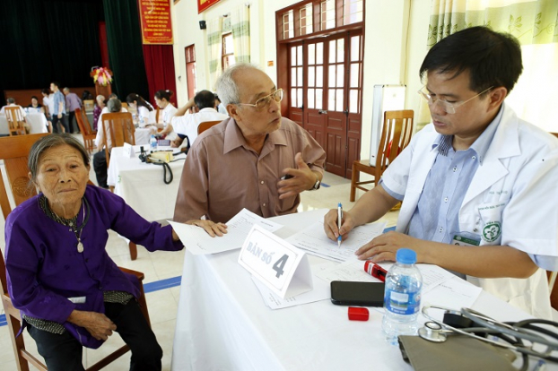   PGS.TS Đào Xuân Cơ, Trưởng Khoa Hồi sức tích cực, Bệnh viện Bạch Mai đang thăm khám, tư vấn cho người dân  