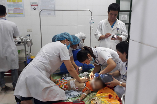   Các bác sĩ bệnh viện huyện Nghi Lộc cấp cứu cho bé N sau khi bị chó cắn.  